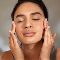 💆‍♀️ 3. التدليك حتى الامتصاص